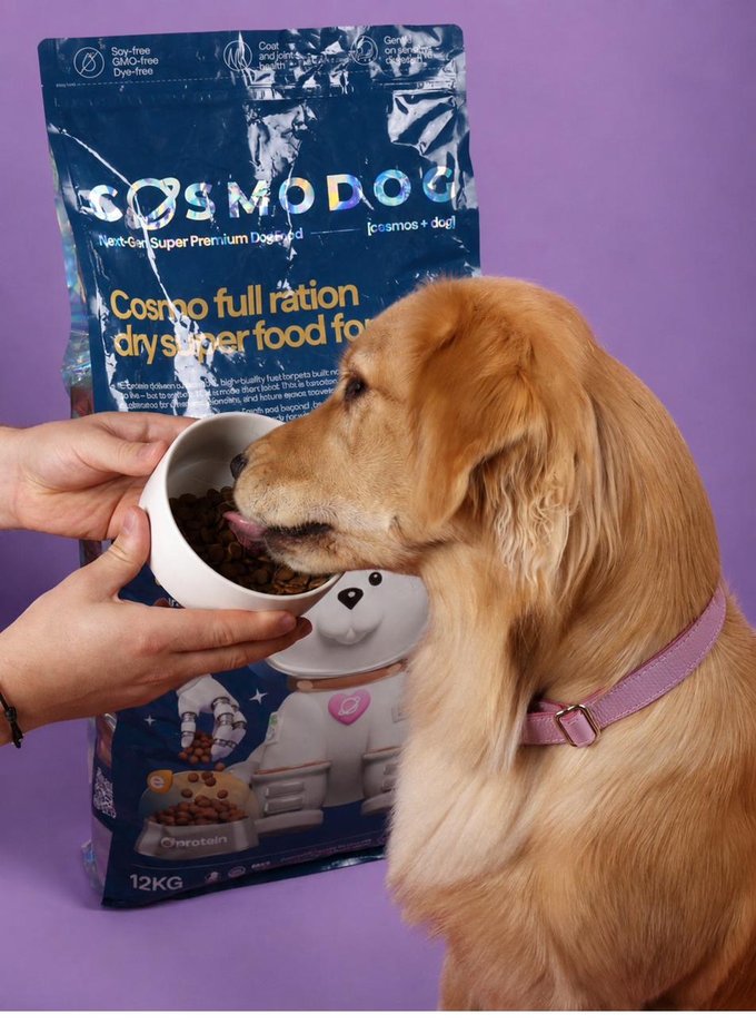 Cosmodog feeding moment